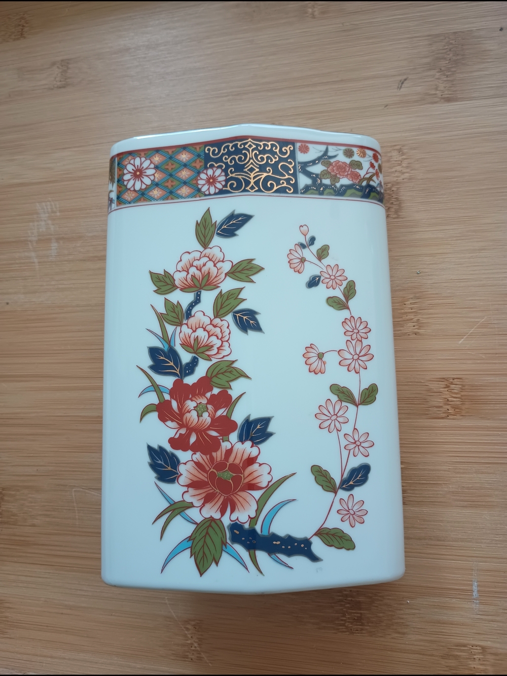 Vintage 6-3/4" Old Imari Japan Japanese Vase With Floral Pattern And Gold Trim